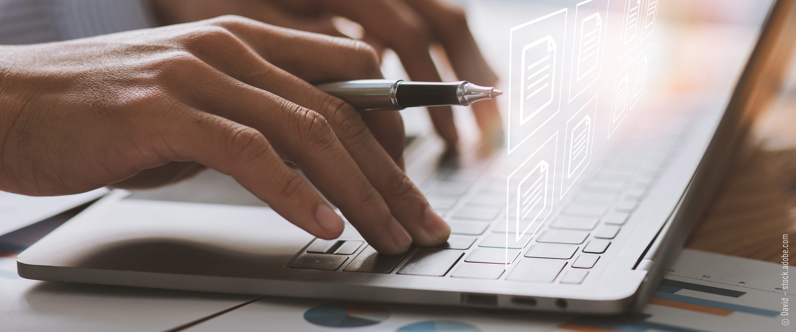 Eine Nahaufnahme von Geschäftsunterlagen mit blauen Kreis-, Balken- und Liniendiagrammen, mit einem Stift und einem Teil eines Tabletts, die Datenanalysen und Finanzberichte darstellen.