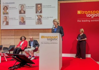 Dr. Heike van Hoorn spricht bei der Paneldiskussion des DMZ.