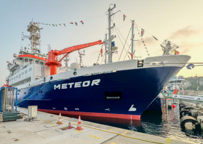 Das Forschungsschiff "Meteor" liegt im Hafen von Nizza.