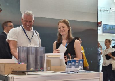 Besucher*innen hatten am Stand die Möglichkeit zu interaktiven Abstimmungen.