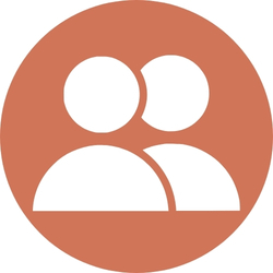Symbol zweier stilisierter, sich überlappender weißer Benutzersilhouetten innerhalb eines braun-orangenen Kreises, die Menschen oder eine Gruppe darstellen.