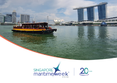 Ein Holzboot segelt auf der Marina Bay in Singapur, mit dem Marina Bay Sands Hotel und der Skyline der Stadt im Hintergrund. Der Text zur Singapur Maritimen Woche 2026 und zu Maritim Deutschland erscheint unten.