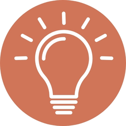 Ein weißes Glühbirnensymbol mit Strahlen, die eine Idee oder Inspiration symbolisieren, auf einem runden, gedämpften braunen Hintergrund.