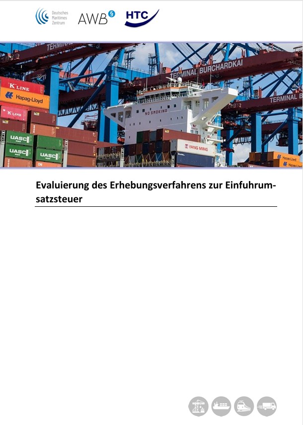 Cover_Studie_Einfuhrumsatzsteuer Ein großes Frachtschiff liegt an einem geschäftigen Containerterminal mit gestapelten Containern und Kränen vor Anker; der darunter stehende deutsche Text befasst sich mit der Bewertung der Einfuhrumsatzsteuer. Oben sind die Logos von AWB, HTC und dem deutschen Zoll zu sehen.