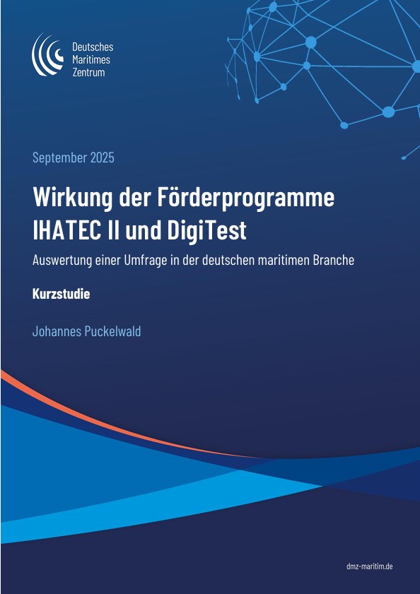 Titelseite eines Berichts des Deutschen Maritimen Zentrums mit dem Titel „Wirkung der Förderprogramme IHATEC II und DigiTest“ vom September 2025, verfasst von Johannes Puckelwald, mit abstrakten blauen Wellen und Netzwerkgrafiken.
