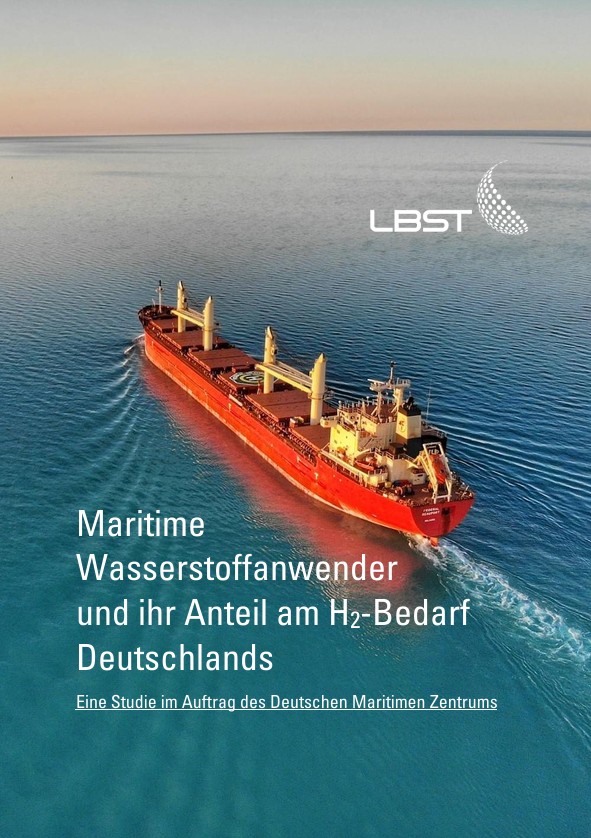 Cover_Studie_Maritime_Wasserstoffanwender Eine Luftaufnahme eines großen roten Frachtschiffs auf See, auf der das LBST-Logo sowie ein deutscher Text über maritime Wasserstoffverbraucher und deren Anteil am deutschen Wasserstoffbedarf eingeblendet sind.