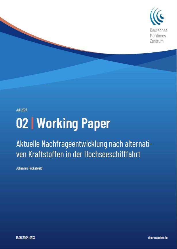 Cover_Working_Paper_02 Deckblatt eines deutschen Arbeitspapiers des Deutschen Maritimen Zentrums mit dem Titel Aktuelle Nachfrageentwicklung nach alternativen Kraftstoffen in der Hochseeschifffahrt von Johannes Puckelwald, datiert auf Juli 2023.