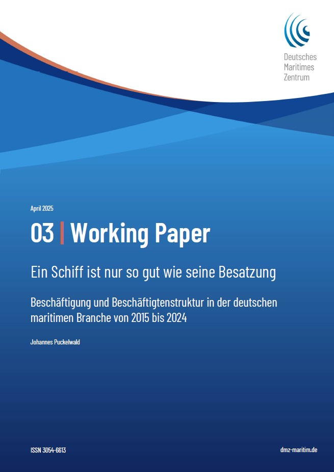 Umschlag eines Arbeitspapiers des Deutschen Maritimen Zentrums mit dem deutschen Titel "03 | Working Paper: Ein Schiff ist nur so gut wie seine Besatzung" und Angaben zur Veröffentlichung auf blauem Hintergrund mit Farbverlauf.