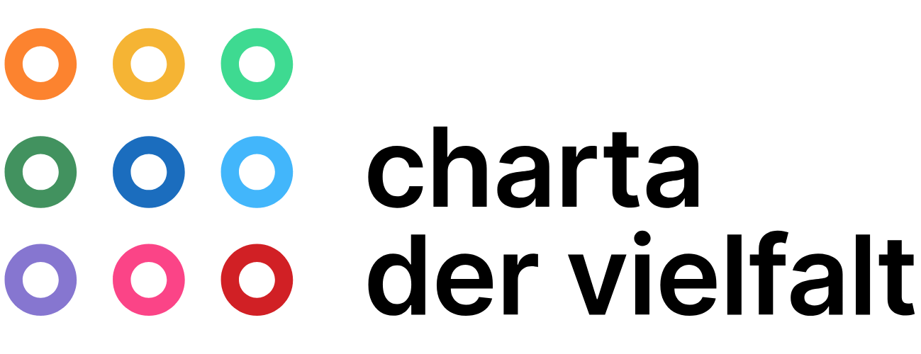 Neun farbige Kreise, die in einem Raster angeordnet sind, neben dem Schriftzug „Charta der Vielfalt“ in fetter schwarzer Schrift auf weißem Hintergrund.