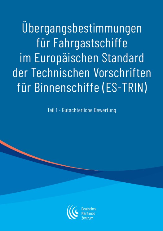 Cover_Gutachten_ESTRIN Titelseite eines deutschen Dokuments mit dem Titel „Übergangsbestimmungen für Fahrgastschiffe im Europäischen Standard der Technischen Vorschriften für Binnenschiffe (ES-TRIN)“ mit blauem Hintergrund und weißen, orangefarbenen und hellblauen geschwungenen Linien.
