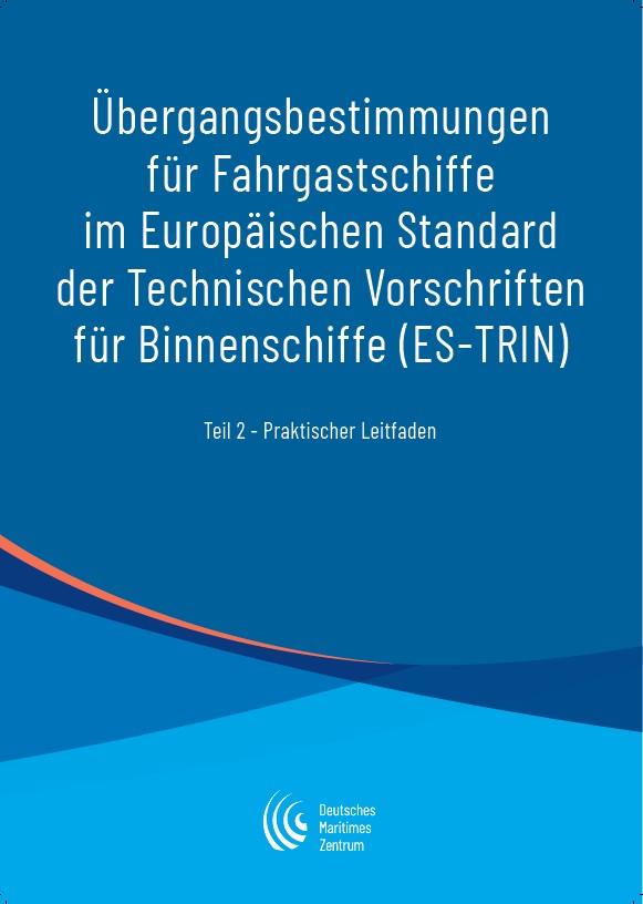 Cover_Leitfaden_ESTRIN Blauer Umschlag mit weißem deutschen Text zu den Übergangsbestimmungen für Passagierschiffe in der Europäischen Norm für technische Vorschriften für Binnenschiffe. Unten sind eine Wellengrafik und das Logo des Deutschen Maritimen Zentrums abgebildet.